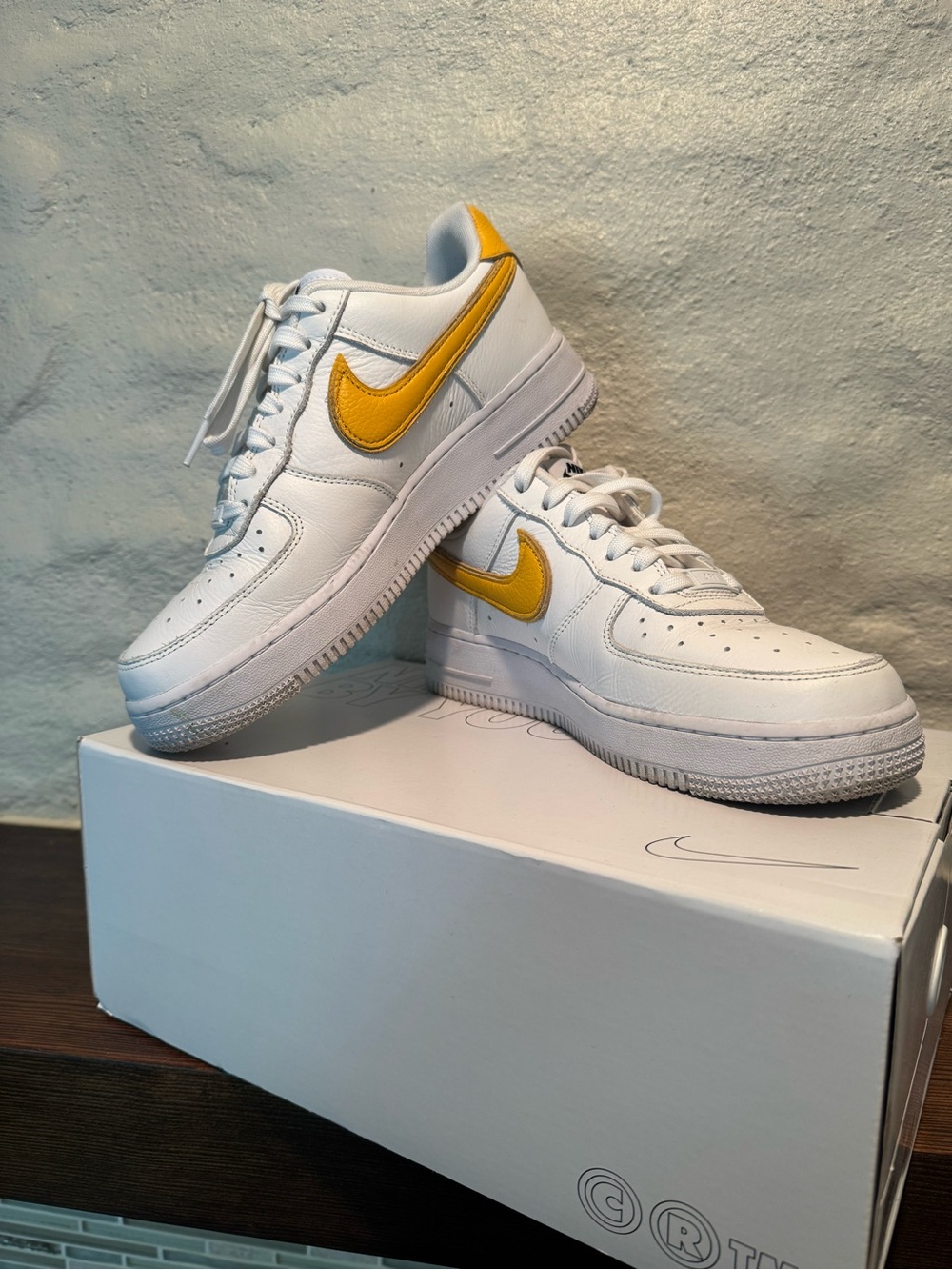 Nike Low-Top White Leather Sneakers with Yellow Swoosh